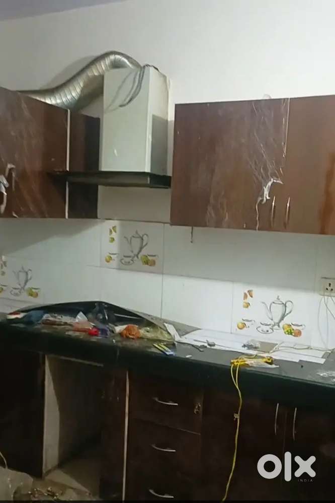 कार पार्किंग गार्ड 24 घंटे लिफ्ट साफ सफाई रोज़ होती है