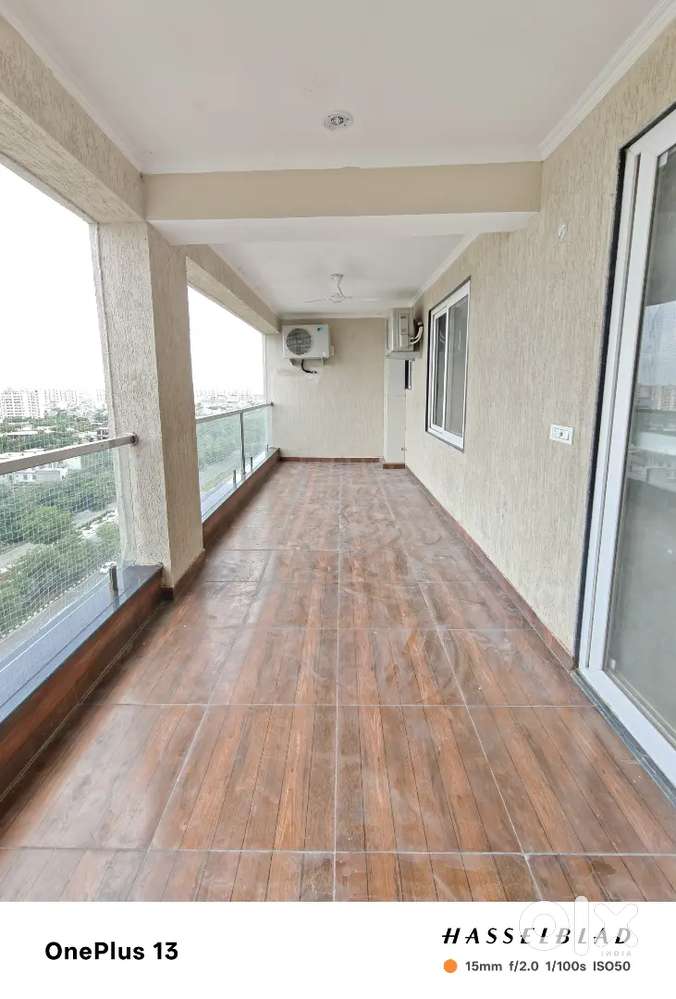 NEAR NRI CIRCLE, 4BHK SEMI FURNISHED FLAT ONLY FOR FAMILY