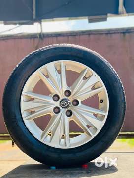 Innova crysta 17 inch 4 alloys nut 225/55/17 4 used Michelin tyres