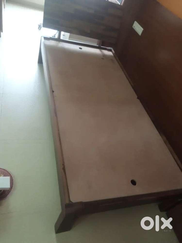 Bed sell wood prem new 6month