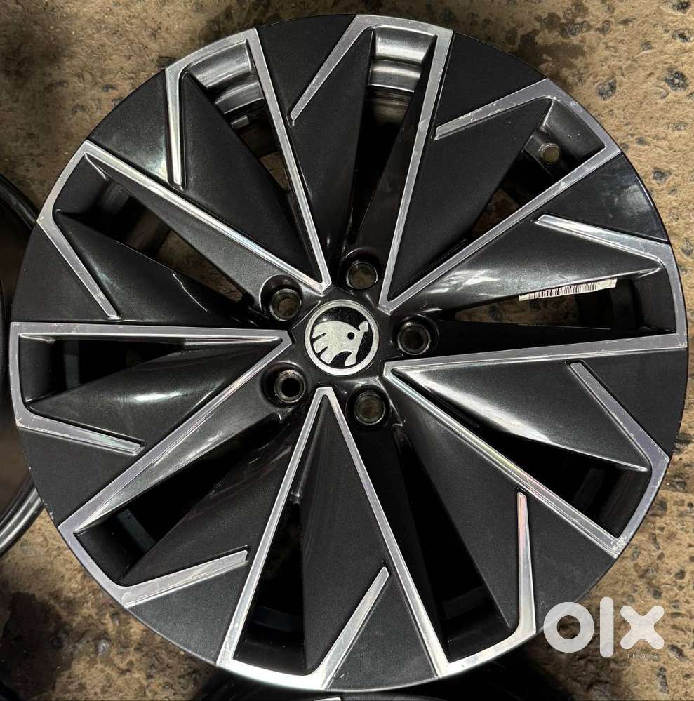 SKODA OEM ALLOY WHEELS 100 PCD (GOOD CONDITION)