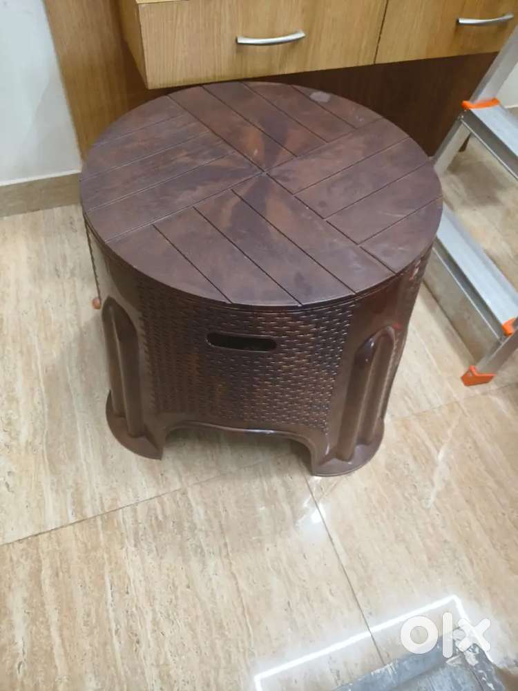 Plastic center table
