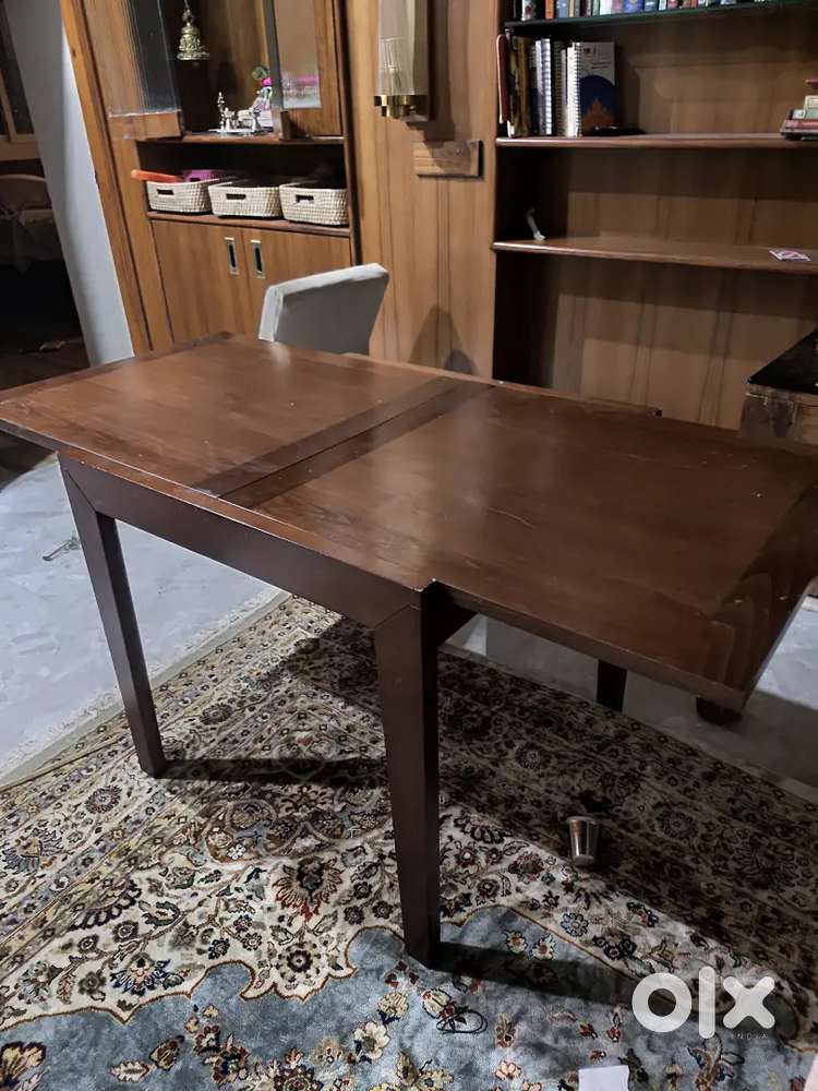 Solid wood extendable table