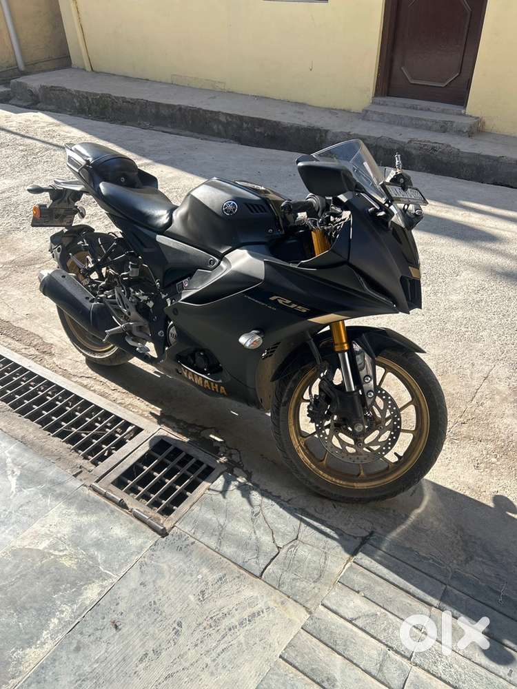 R15 v4 2024 model with quick shifter