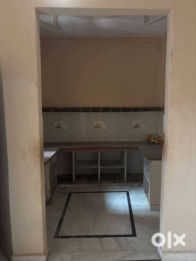 Space available for rent only family and girls