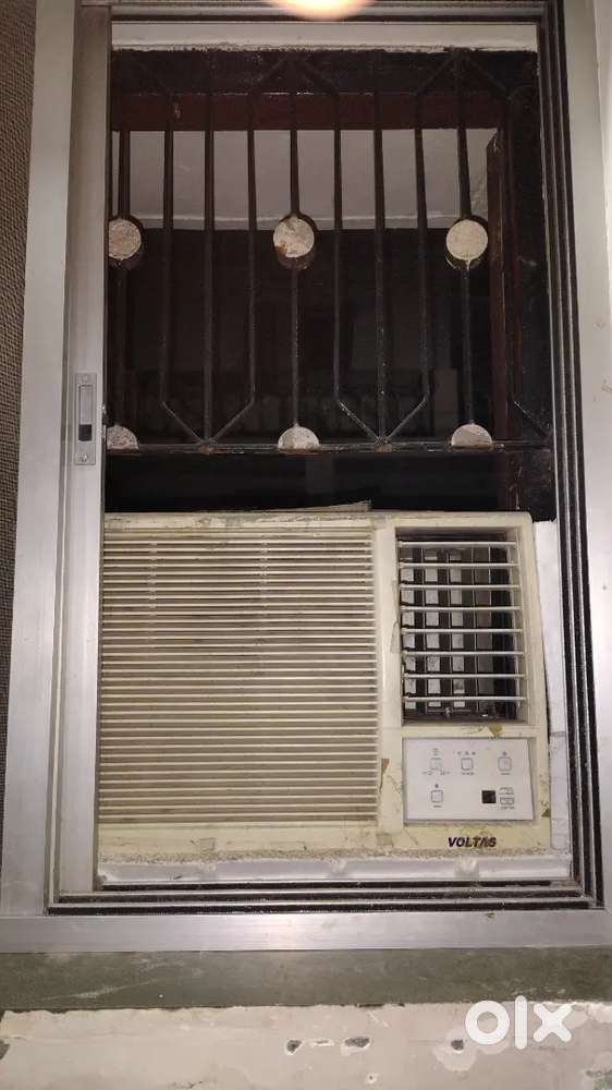 1 ton Window Ac Voltas Company in best condition Ac