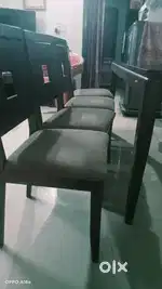 4 कुर्सी टेबल , डायनिंग टेबल सेट सेल करना हे, डायनिग सेट ok कंडीशन मे
