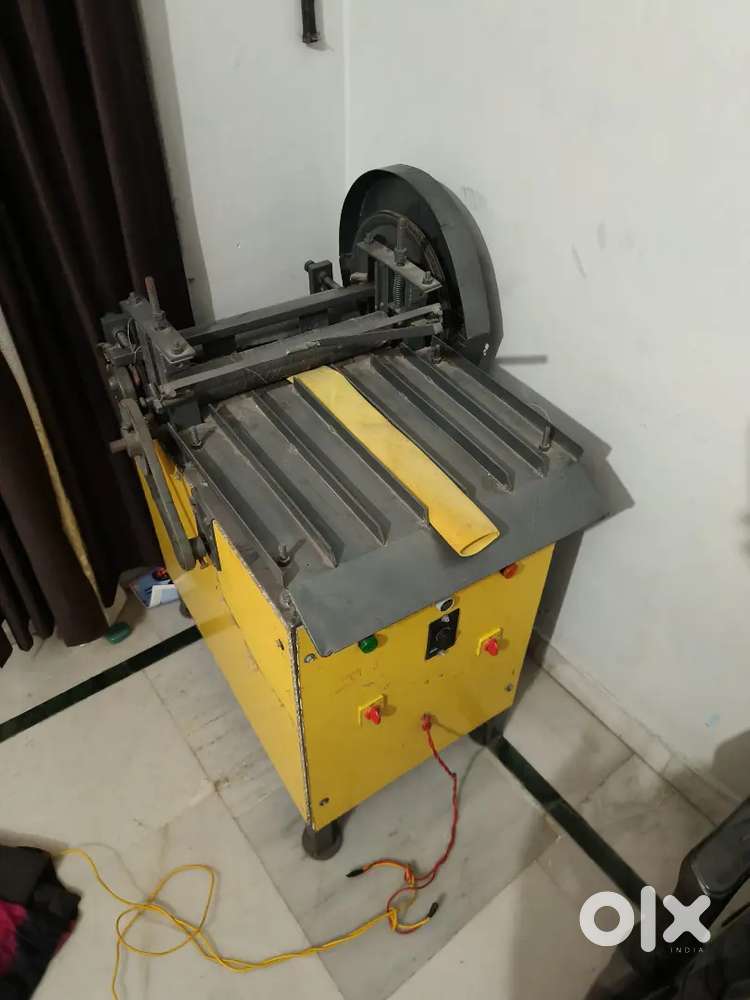 Rubber cutting machine