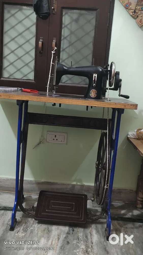 Sweing machine with foot