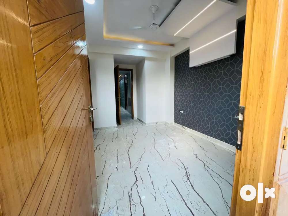 2BHK 1050sq.ft luxury Floor In Noida Just @32L