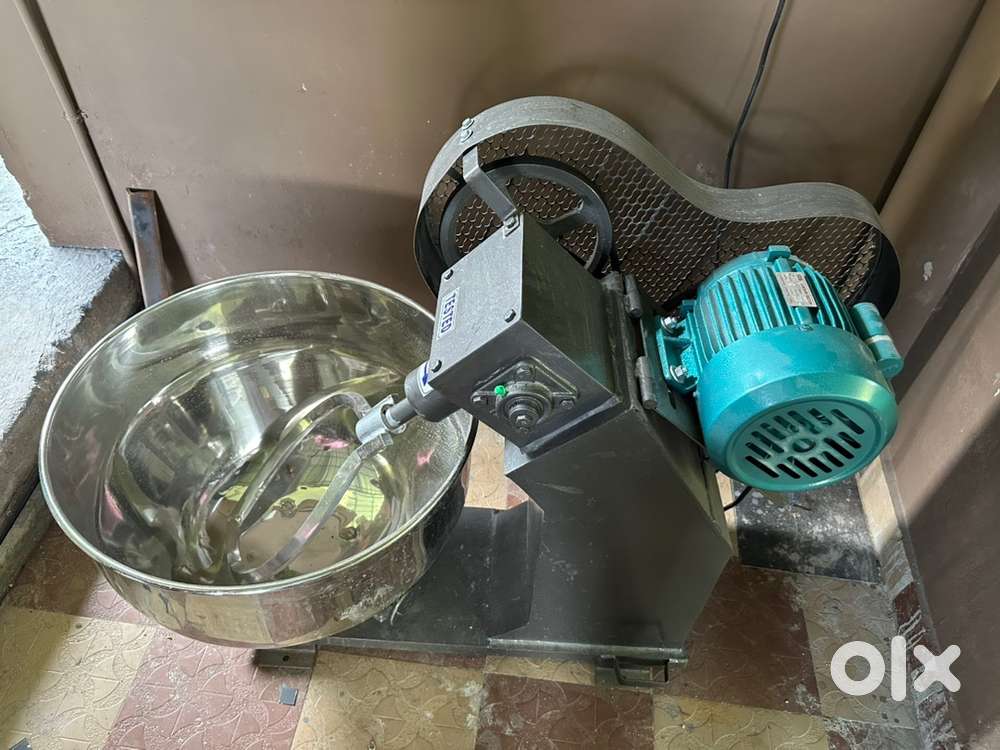 Flour mixing machine