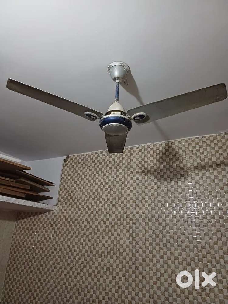A fan in a good condistion. Fen khraab nhi h chalu condistion maih