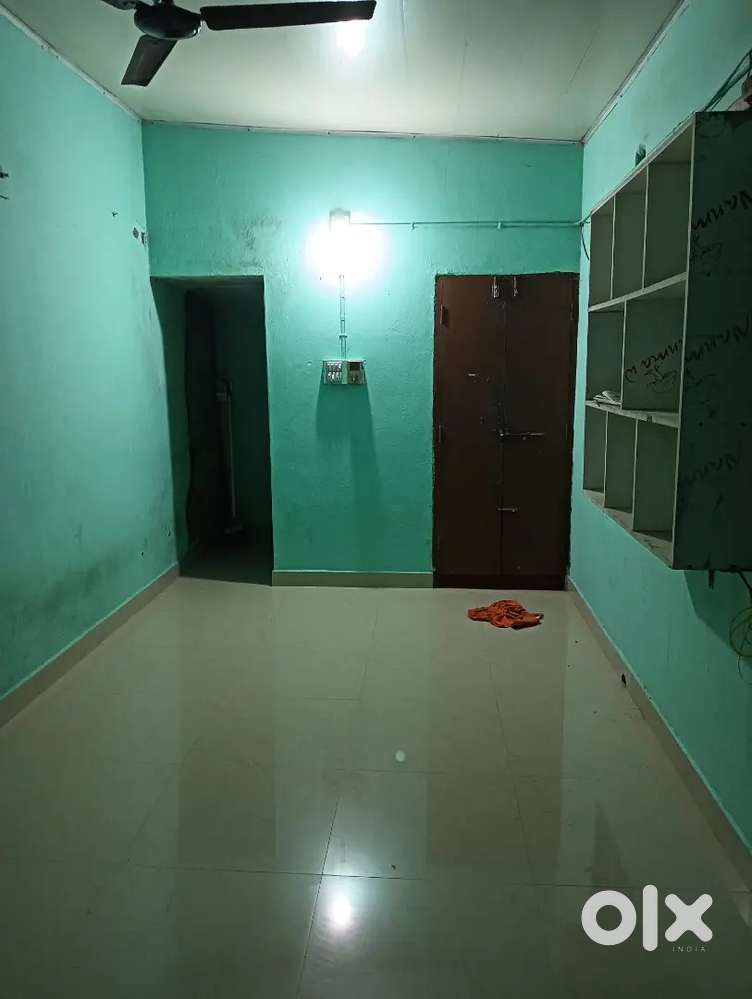 1BHK house for rent first floor.Batchleors are allowed
