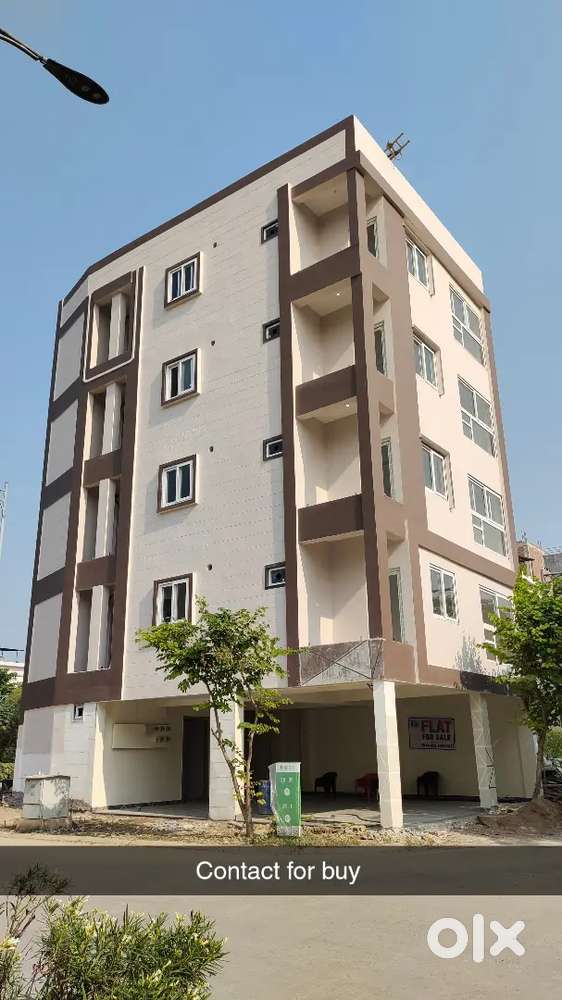 Patk facing 3 BHK flat semi-fernished