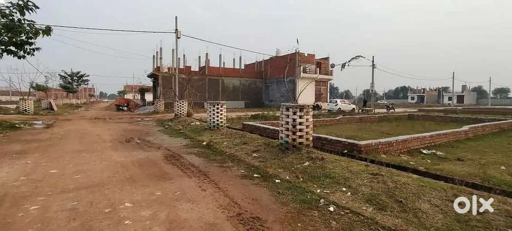 Lucknow ki behtarin society Mein plot hai