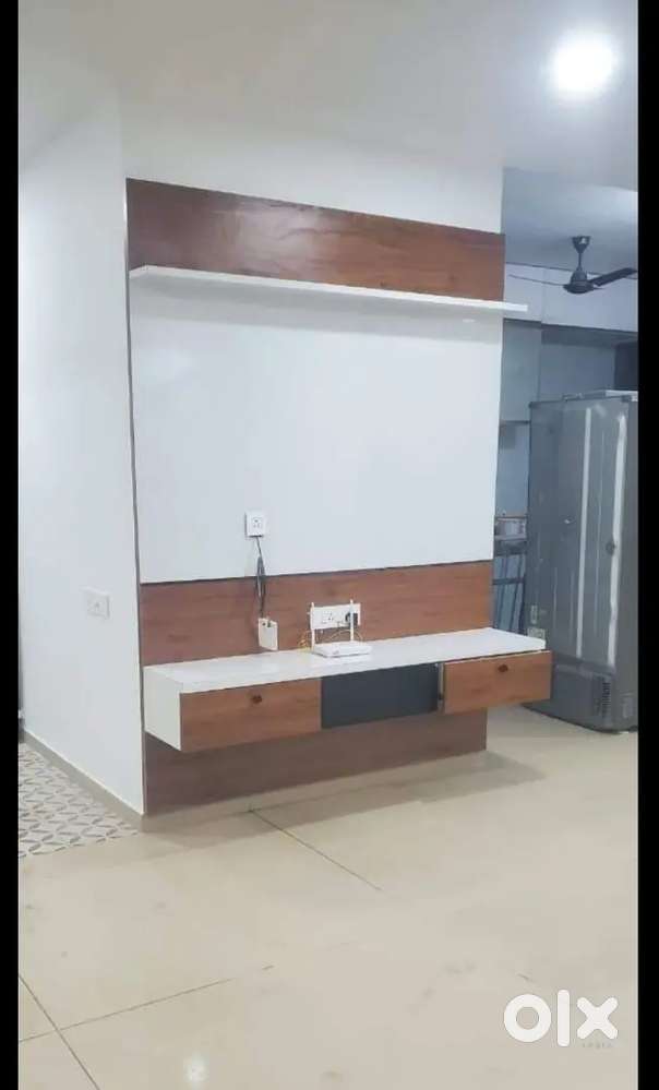 फलेट शोरूम में वुडन फर्नीचर ऐंड ओल वकॅ समाधान अरजंन्ट में