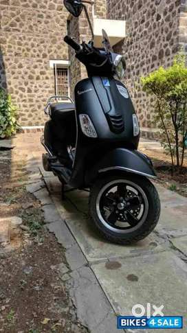 Matte black vespa sxl 125