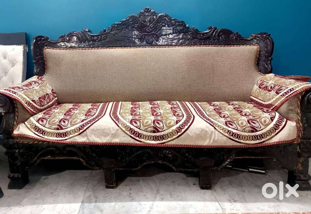 best condition 5 seater sofa set and one center table