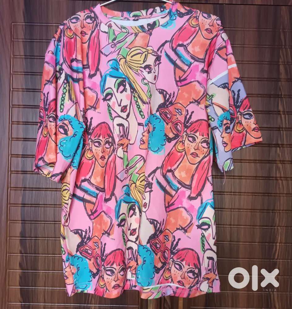 Vibrant Artistic Graphic Top – Hardly Worn, Eye-Catching Design