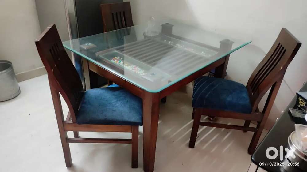 Dining table, puffiees and side table in the best price and quality