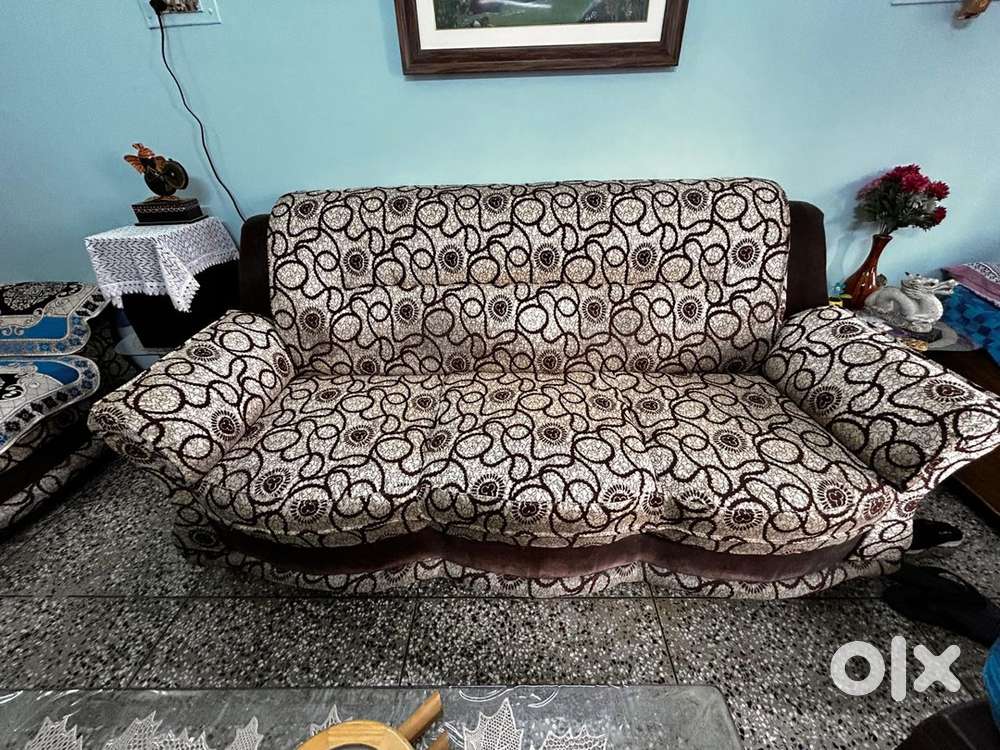 Beautiful and heavy sofa set 3+1+1 with covers and pillows.