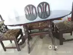 डाइनिंग टेबल बेचना है।