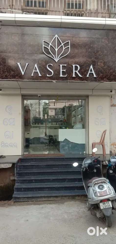 Salesman for jewellery shop