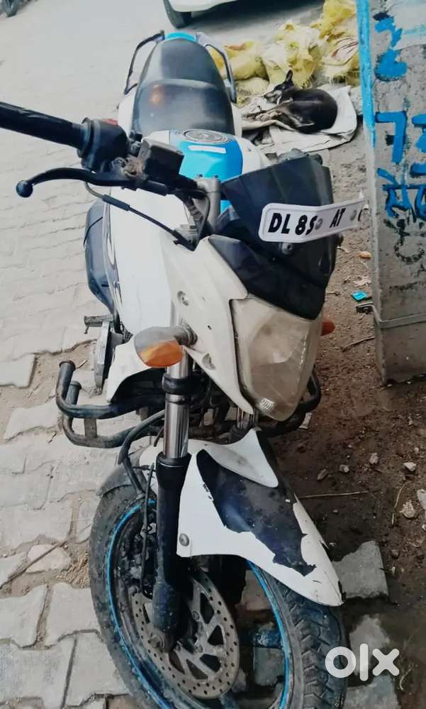 Yamaha fzs white color