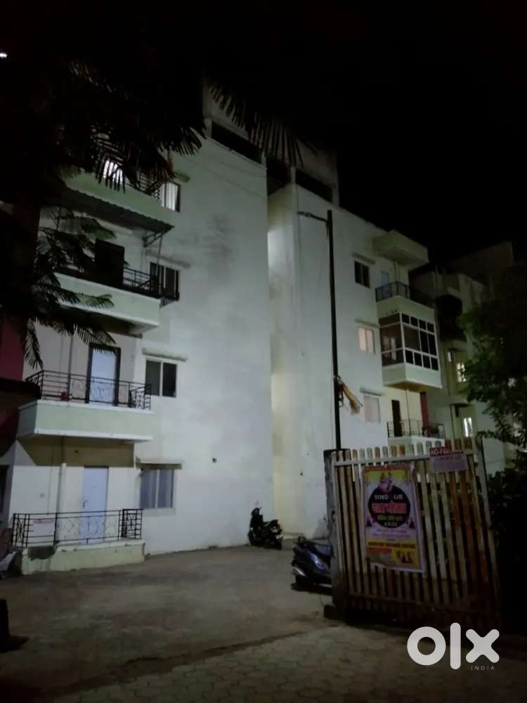 I need a girl roommate near by people's mall