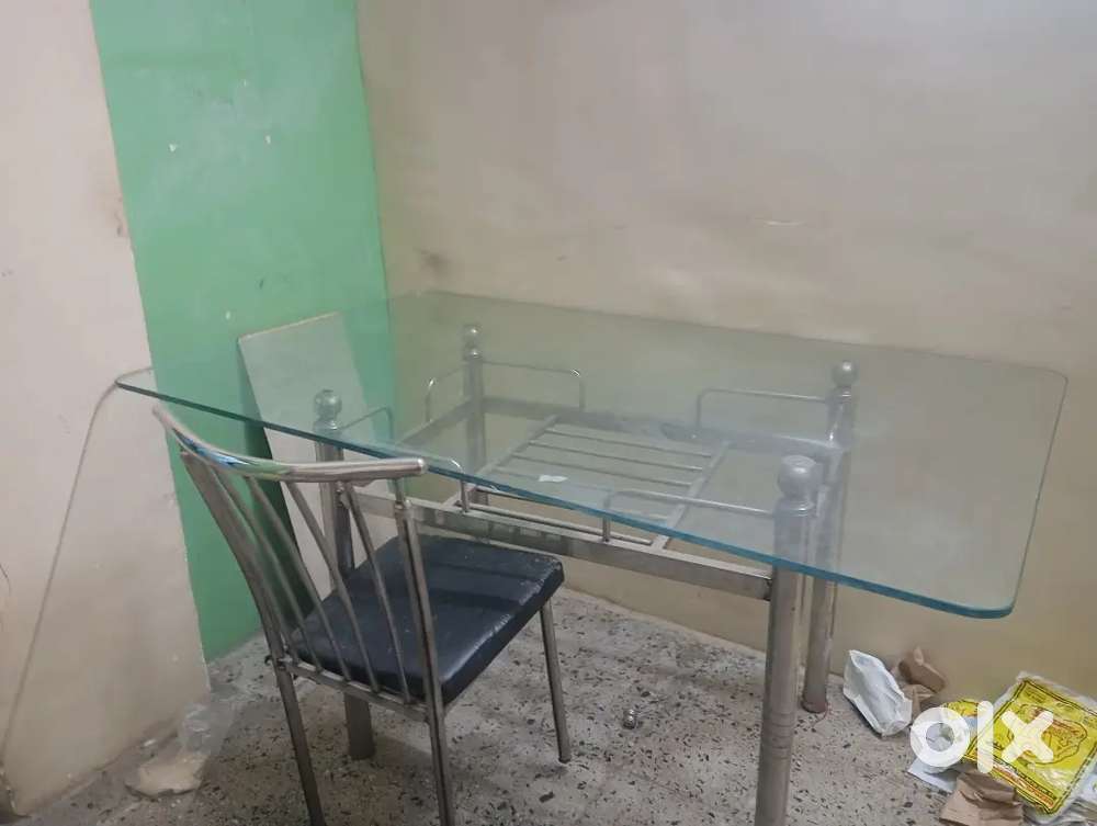 Dining table new condition