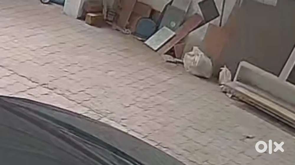 கடை வளாகத்தை சுத்தம் செய்யும் பணிப்பெண்