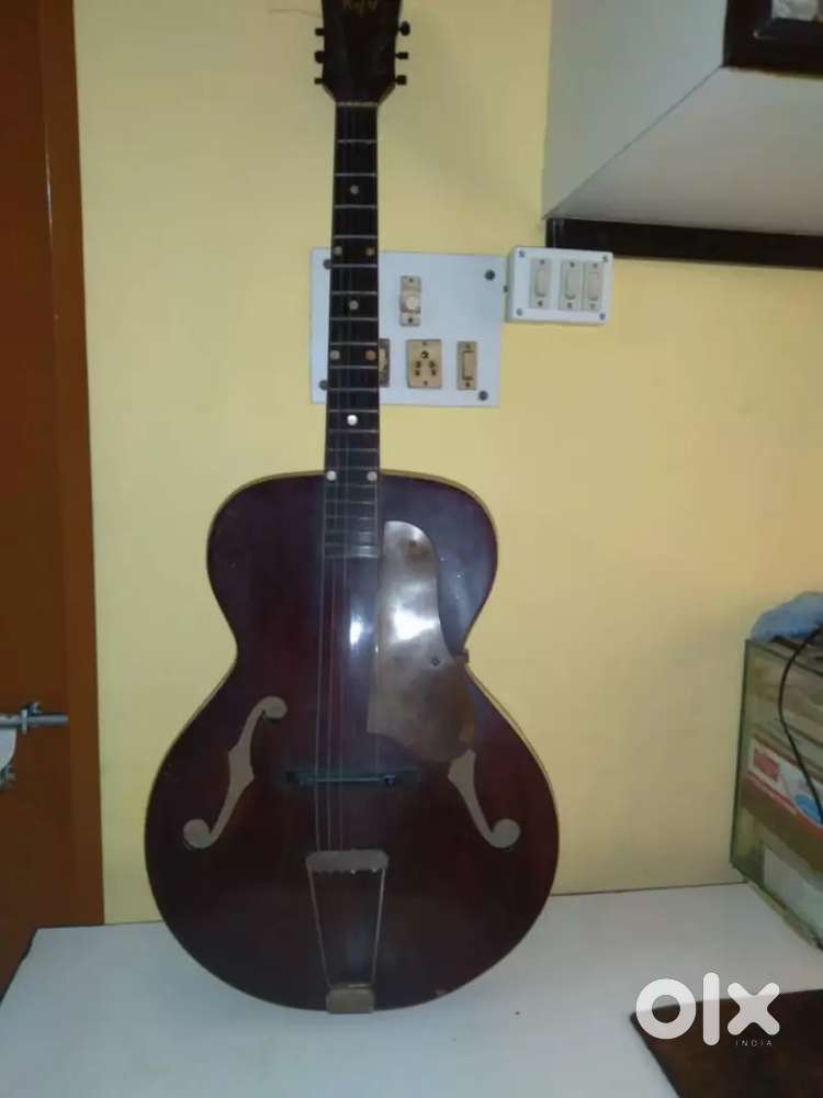 Acoustic full size guitar