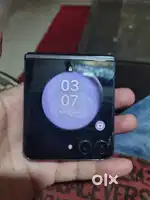 Samsung Z Flip 5 with box screen damage