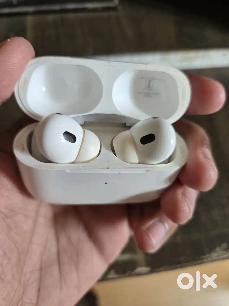 Apple earbuds 2 pro in good condition