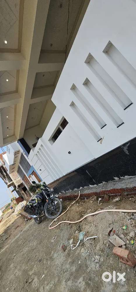 अयोध्या ताज होटल से मात्र 300 मीटर दूरी पर 25 फीट डामर रोड पर प्लाट ह