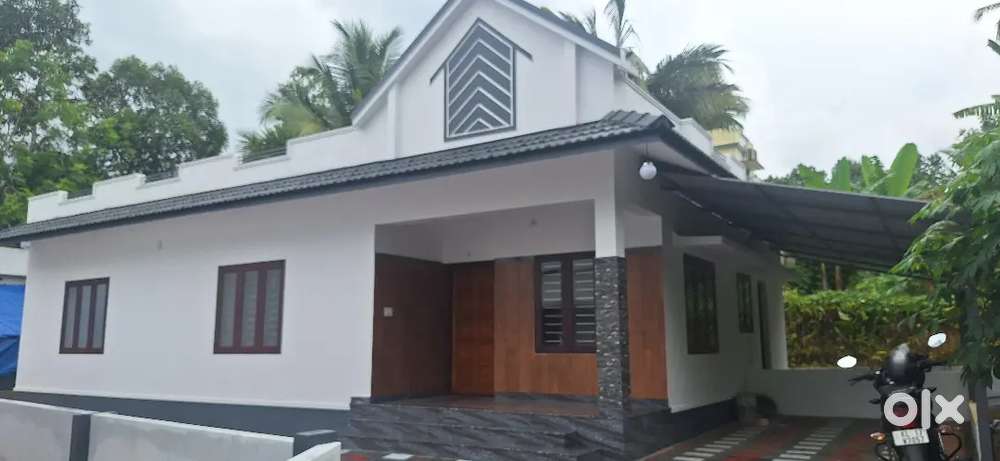 Koothattukullam oliyapuram 8.5 cent 1300 sft 3 bhk new hom open well