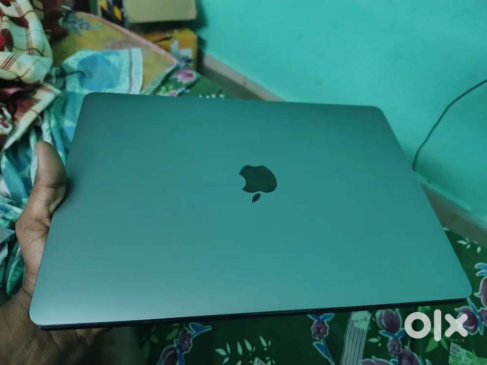 Apple MacBook pro M2 _8gb 256gb 98%battery