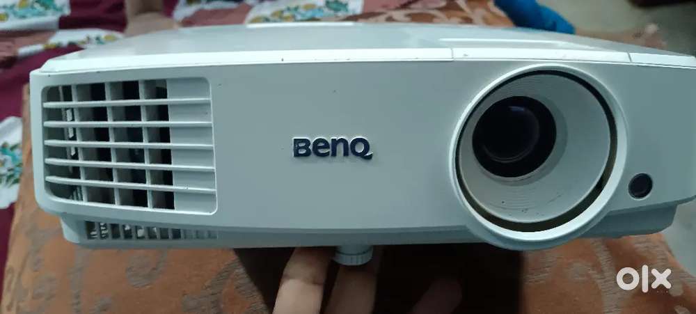 BenQ HD projector with biggest white screen, Good condition, running