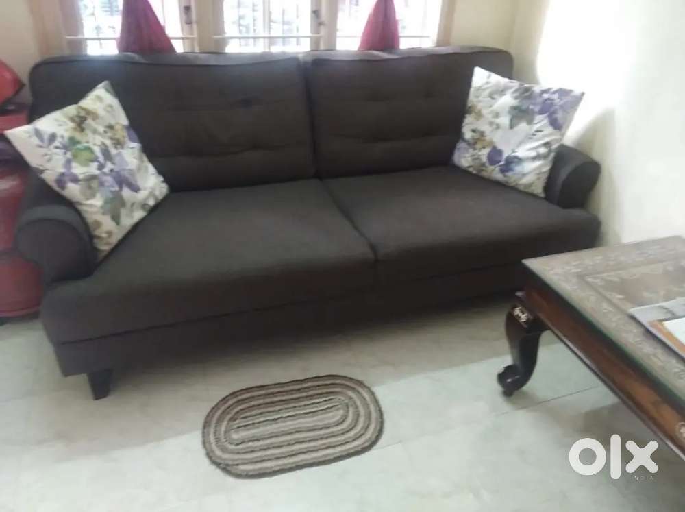 Sofa for sale, new one,good condition.slightly nagosibel..