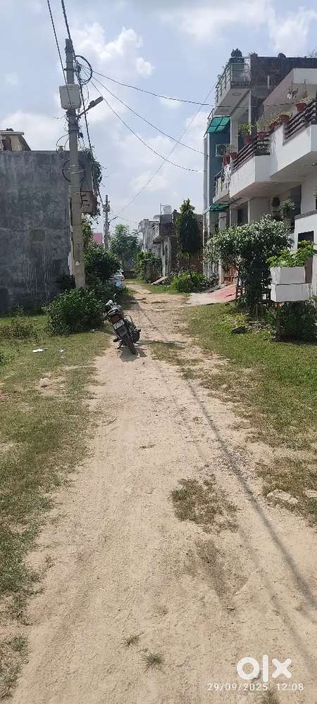 Indira Nagar Sugamu Shani Mandir ke pass plot hai