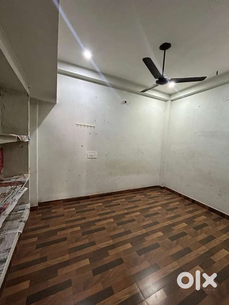 Flat and room for rent in Hariom nagar colony
