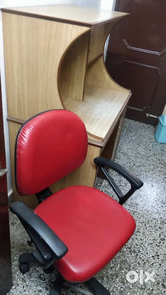 Computer table