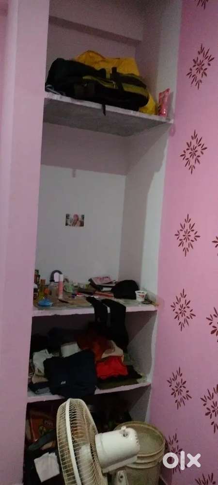 ओनली गर्ल्स के लिए है एक रूम है लेट बाथ कॉमन हैं बेड और फैन लगा हुआ हे