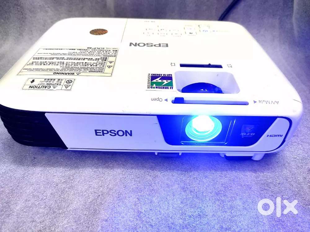 EPSON WIRELESS HOME THEATRE 3200 LUMENS PROJECTOR.