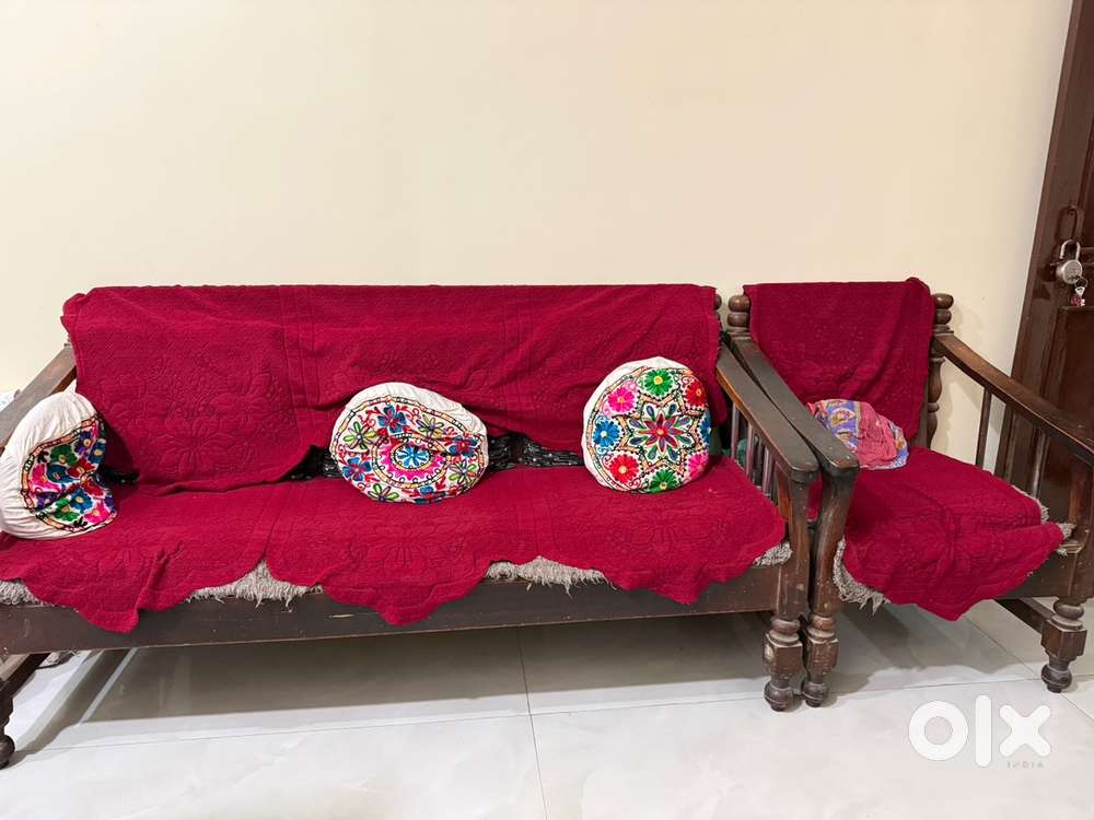 100% Sagwan Sofa in good condition