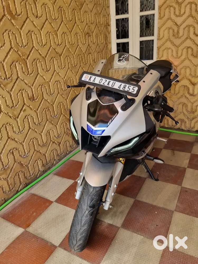 R15v4m metallic silver