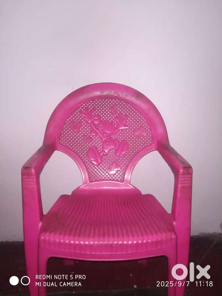 Kids pink chair