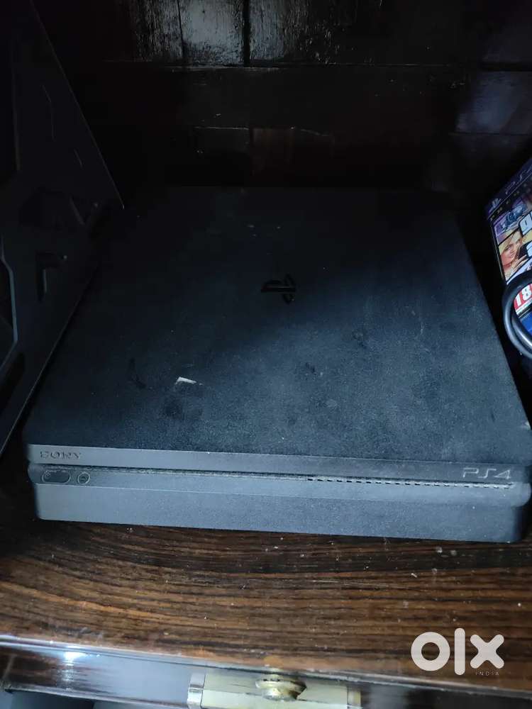 PS4 slim 1TB console