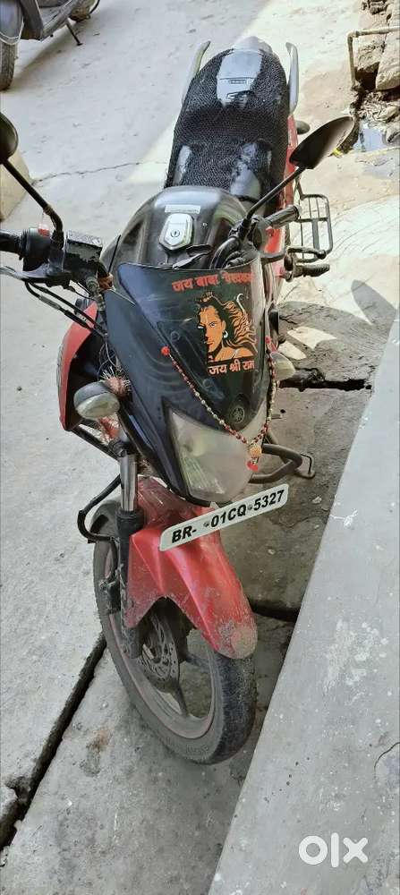 Gari condition me hai ek hath me sab din rha hai