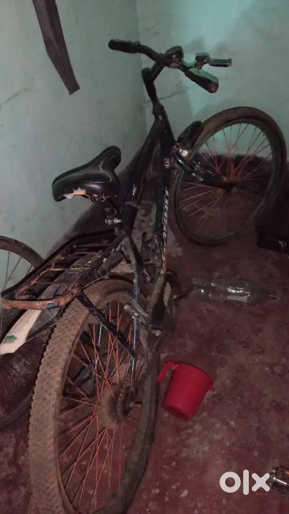 Cycle bech rahe hai